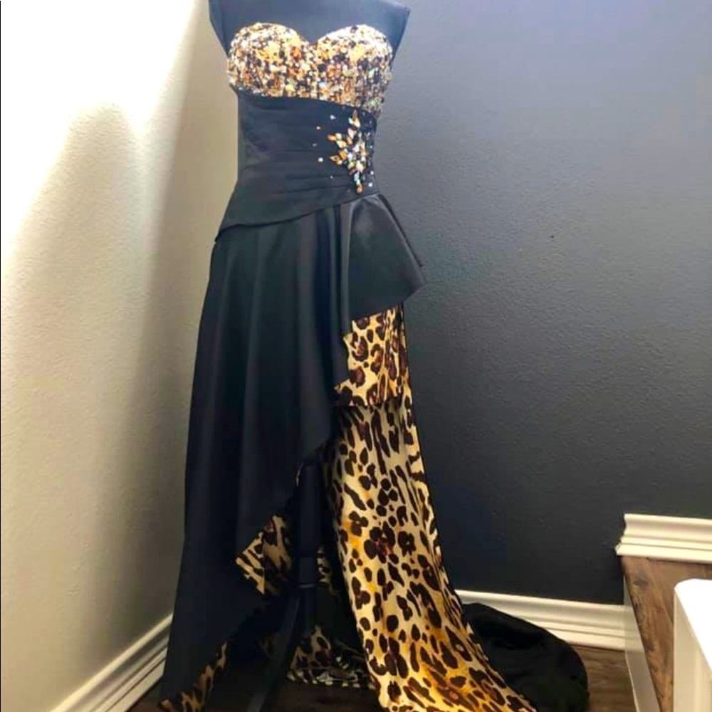Leopard print high-low formal dress size 4
Corset tie in back #prom Like new